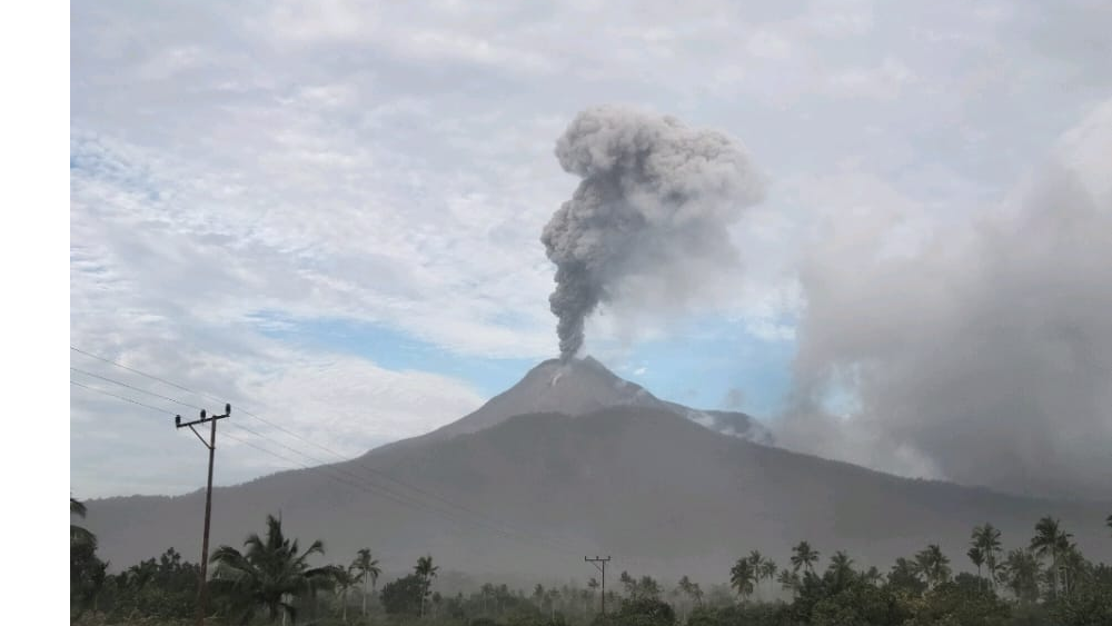 Indonesia volcano erupts, operations suspended at local airport 